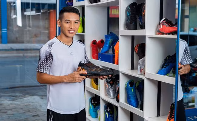 Với máu kinh doanh thừa hưởng từ gia đình, trung vệ Hùng Dũng hiện đang là chủ shop giày bóng đá có tiếng ở Hà Nội. Ảnh: Dân Việt.