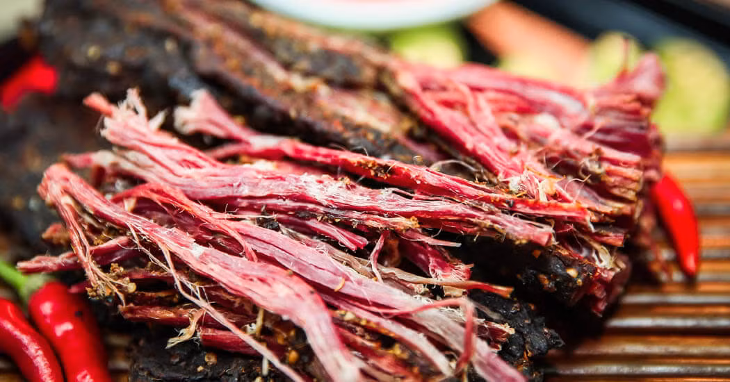 Tuy nhiên, giá loại thịt gác bếp này không hề rẻ, trên dưới 1 triệu đồng/kg. Vào ngày Tết, nhiều gia đình sẵn sàng chi tiền triệu mua về để làm đồ nhắm uống bia, rượu. Ảnh: Internet
