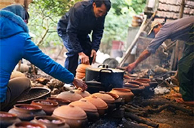 Cá kho làng Vũ Đại cầu kỳ từ khâu chọn nguyên liệu đến quá trình kho. Phải là cá trắm đen, nuôi ít nhất 3 năm. Niêu kho cá được sản xuất từ Nghệ An, vung niêu được làm từ Thanh Hóa để đảm bảo những tiêu chuẩn về nhiệt độ, độ bền trong quá trình kho. Ảnh: Zing.