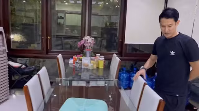 Căn bếp rộng 50m2 với khu ăn uống riêng, quầy bar..