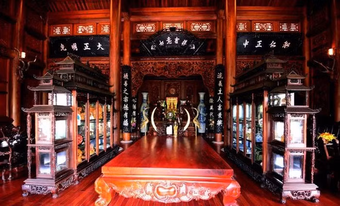  Nội thất biệt thự đều làm từ gỗ quý và trạm trổ tinh xảo. Ảnh: Zing.