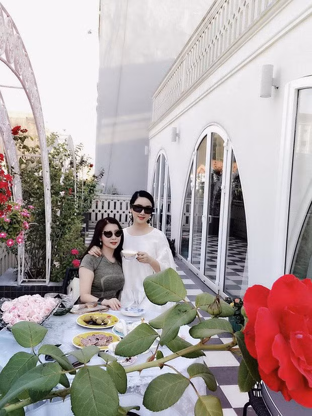 Trên tầng cao nhất, Giáng My trồng nhiều hoa cho không gian cực nên thơ.