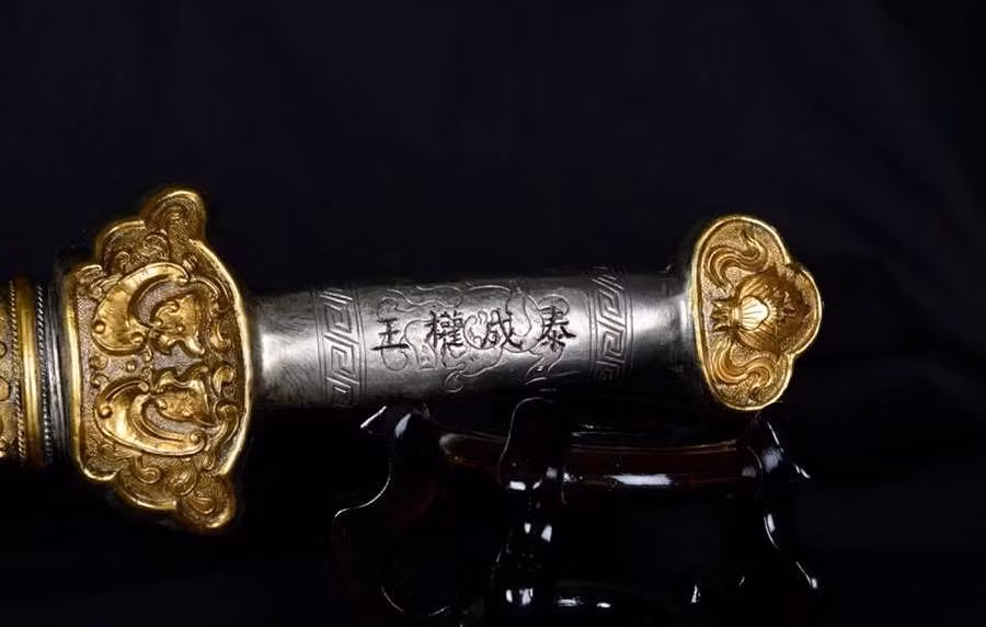Với chiều dài 81 cm, chiều rộng 10 cm, thanh kiếm được làm thủ công, trang trí công phu bằng đá quý và tay cầm hình hoa. Ảnh: GWS Auctions.