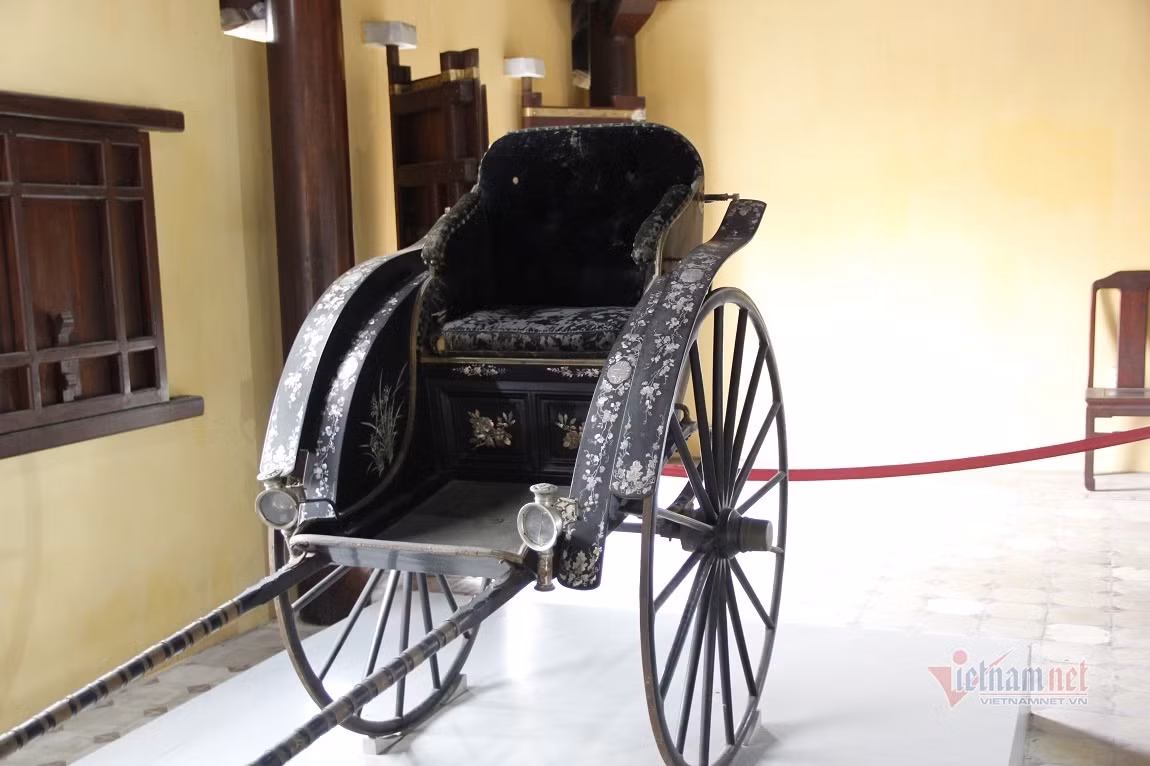 Sau hơn 1 thế kỷ lưu lạc xứ người xa xôi, năm 2015, chiếc xe kéo tay của vua Thành Thái tặng cho người mẹ của mình đã hồi hương, trở về mảnh đất Cố đô Huế. Ảnh: Vietnamnet