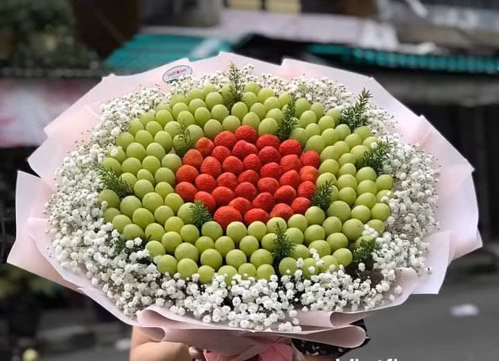 Bó hoa kết hợp nho xanh và dâu tây độc đáo.