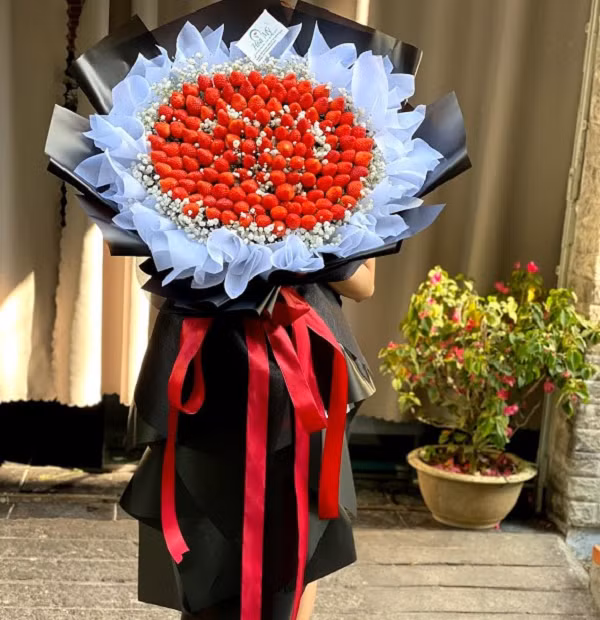 Trong đó, những bó hoa làm từ dâu tây vừa đẹp mắt vừa có thể ăn là quà tặng 8/3 được nhiều khách hàng ưa chuộng.