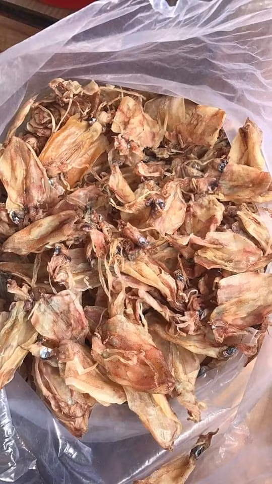 Thậm chí, có tiểu thương rao bán mực khô kích thước 3-4 ngón tay dầy thịt, giá chỉ 15.000 đồng/con.
