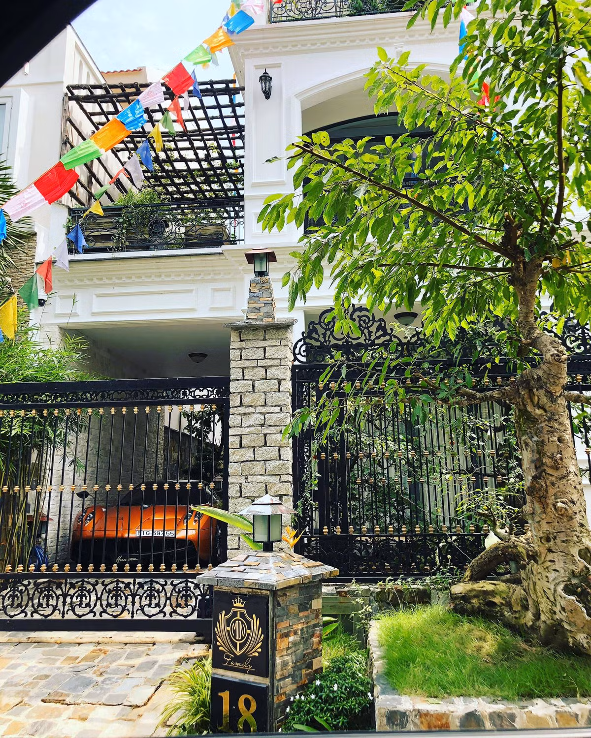 Biệt thự mang phong cách châu Âu sang chảnh, thiết kế nhiều không gian mở để tận hưởng không khí tự nhiên. Ảnh: FBNV