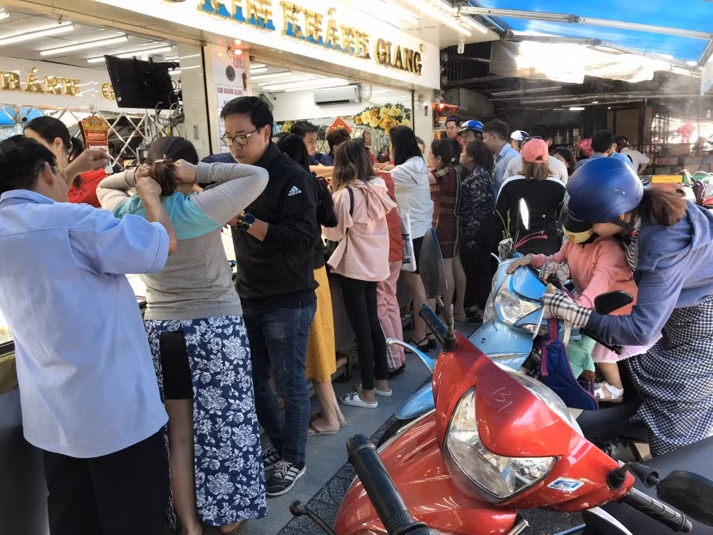 Vào ngày vía Thần Tài, lượng khách tại tiệm vàng ở đây đông nghẹt đến chiều tối, không tiệm vàng nào còn khoảng trống. Ảnh: Vietnammoi.