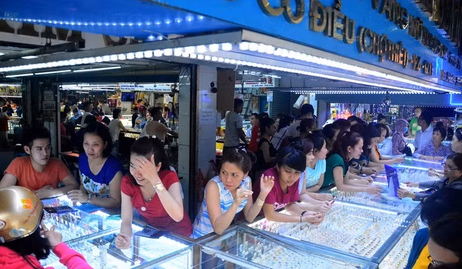 Họ chọn nữ trang là các loại vàng thấp tuổi. Ảnh: Zing.