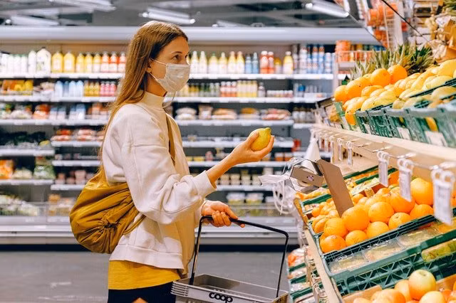 Các chuỗi siêu thị thườngkhuyến khích khách hàng làm thẻ thành viên. Khi đăng ký thẻ thành viên, khách sẽ có một số ưu đãi như được giảm giá một vài sản phẩm, tích điểm đổi quà hoặc quy đổi thành tiền mặt...Ảnh: Getty