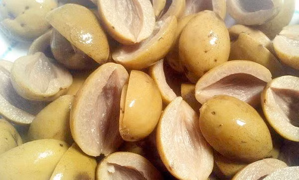 Với giá 100.000 đồng/kg thì cô Loan phải chi tới cả triệu đồng để mua trám.