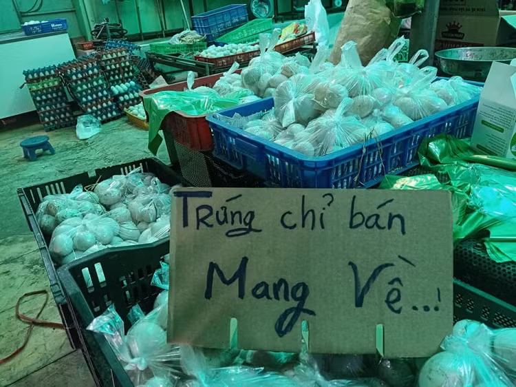 Quầy rau của anh Minh được giới thiệu bằng những tấm biển độc đáo anh chế từ miếng xốp, bìa cát tông với nội dung thú vị. Ảnh: Facebook