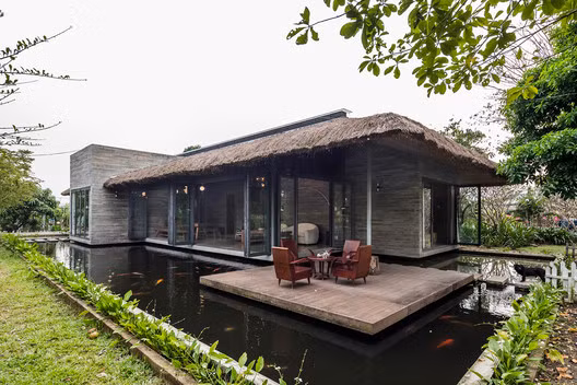 Xây trên khu đất rộng 3.500 m2, ngôi nhà là chỗ nghỉ ngơi của giám đốc marketing một tập đoàn lớn sau những ngày làm việc vất vả.