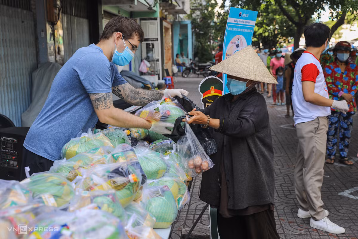 Người tham gia không cần mang tiền, chỉ cần phiếu được phát sẵn nên ai cũng phấn khởi. Ảnh: Vnexpress