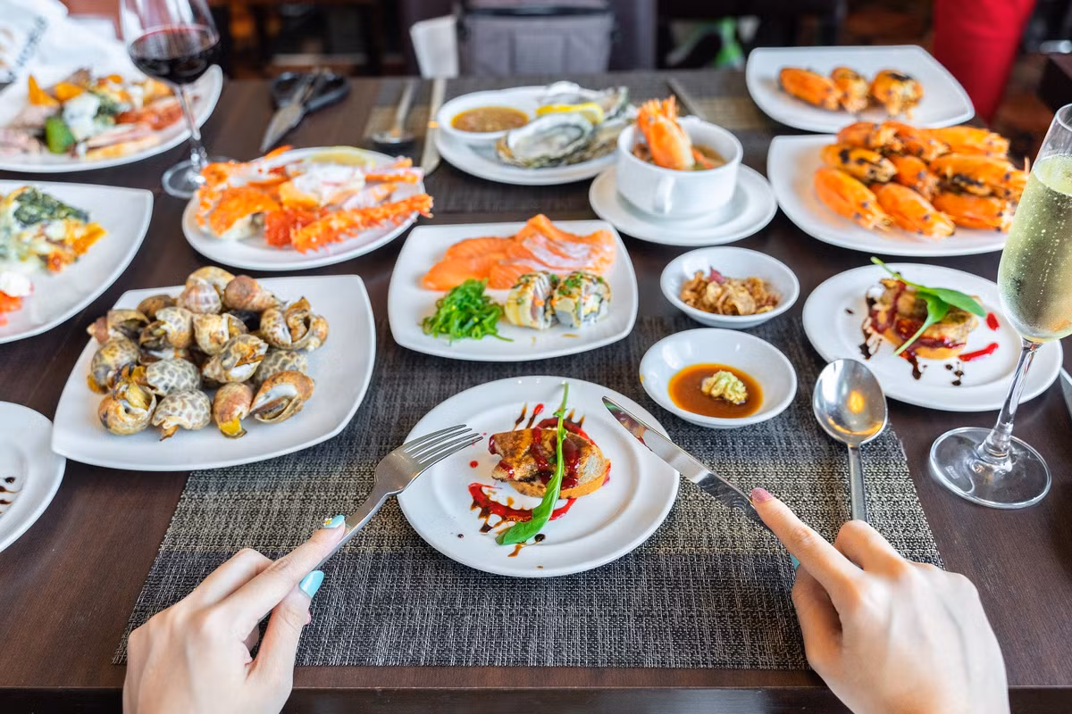 Bữa trưa theo phong cách hoàng gia với mức độ xa hoa chẳng kém vua chúa ngày xưa là một trong những dịch vụ hút giới nhà giàu tại Dubai.