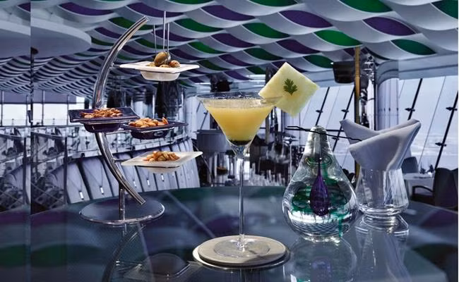 Giới nhà giàu Dubai cũng thường xuyên có mặt tại những đêm tiệc tùng tưng bừng tại Bar Skyview. Tại đây, thực khách có thể thưởng thức ly cocktail giữ kỷ lục xa xỉ nhất thế giới với mức giá 7.438 USD (172 triệu đồng).