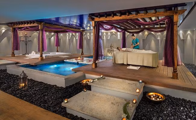 Các dịch vụ từ massage, sữa, tắm dầu và một mặt nạ vàng đặc biệt đắp mặt với giá 6.800 USD (hơn 156 triệu đồng)/lần.