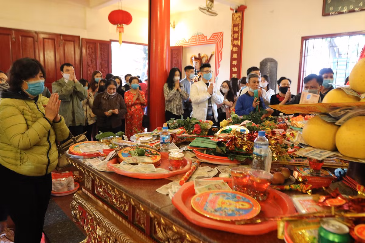 Bên trong phủ.