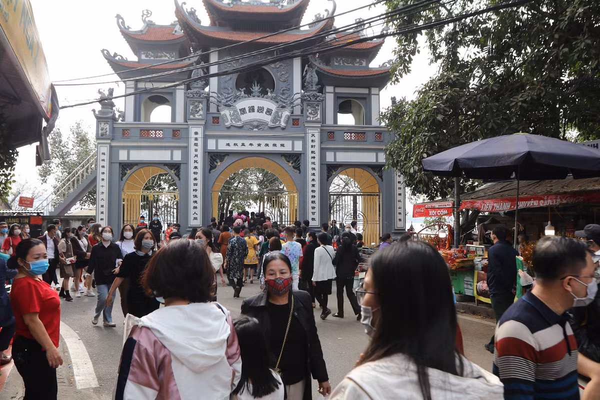 Mỗi lần đóng cửa kéo dài từ 1-2 tiếng cho người dân vãn bớt để đảm bảo công tác phòng chống dịch COVID-19" - Đại diện UBND phường Quảng An cho biết thêm.