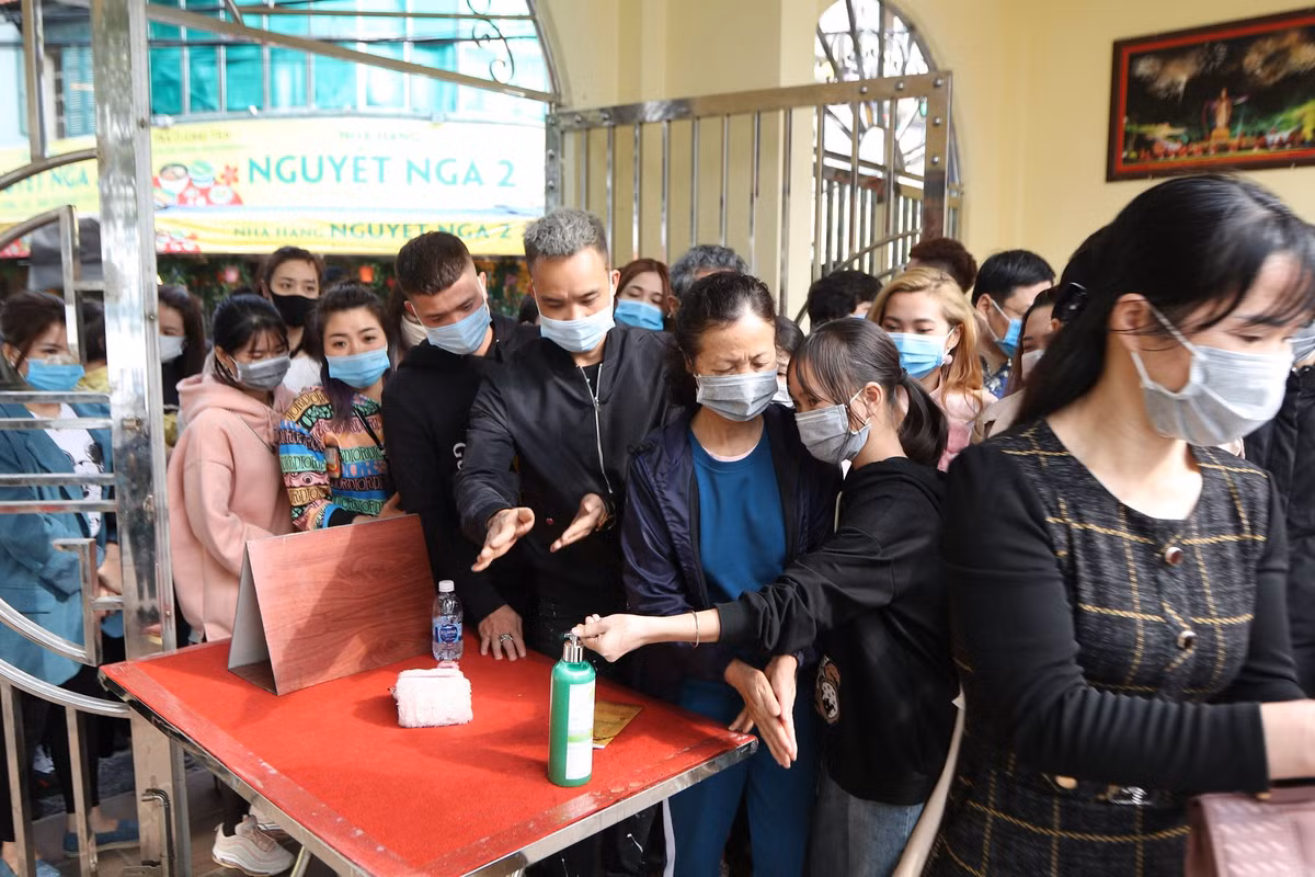 Ngay từ phía ngoài khu vực để xe, hàng nghìn người dân chen chân, cố gắng để có thể vào khuôn viên phủ để cúng lễ ngày đầu năm mới.