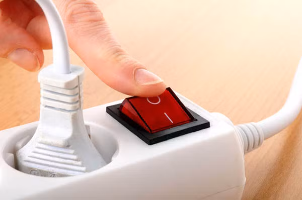 Hầu hết các thiết bị điện khi sử dụng đều tỏa ra một lượng nhiệt nhỏ. Vì thế, hãy tắt bớt các món đồ điện tử không dùng tới, vừa tiết kiệm điện vừa giảm nhiệt độ phòng.
