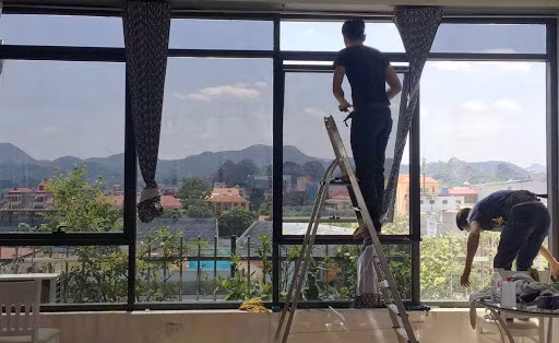 Phim cách nhiệt là giải pháp chống nắng, cách nhiệt sử dụng dán trực tiếp lên kính. Phim cách nhiệt càng tối màu thì cách nhiệt chống nóng càng hiệu quả. Tuy nhiên, phim cách nhiệt dán lên kính gây tối màu, làm giảm tầm view.