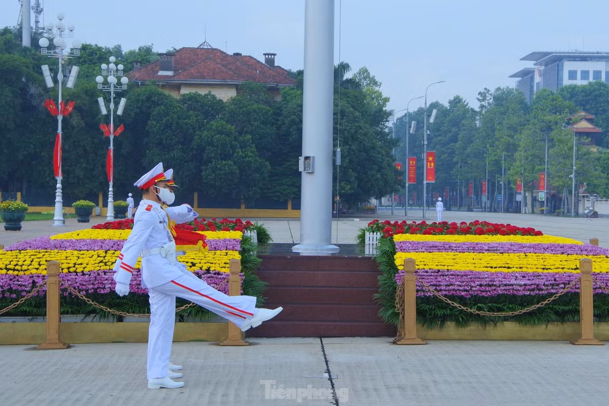 Tổ Quốc kỳ tiến về cột cờ để chuẩn bị thực hiện nghi lễ