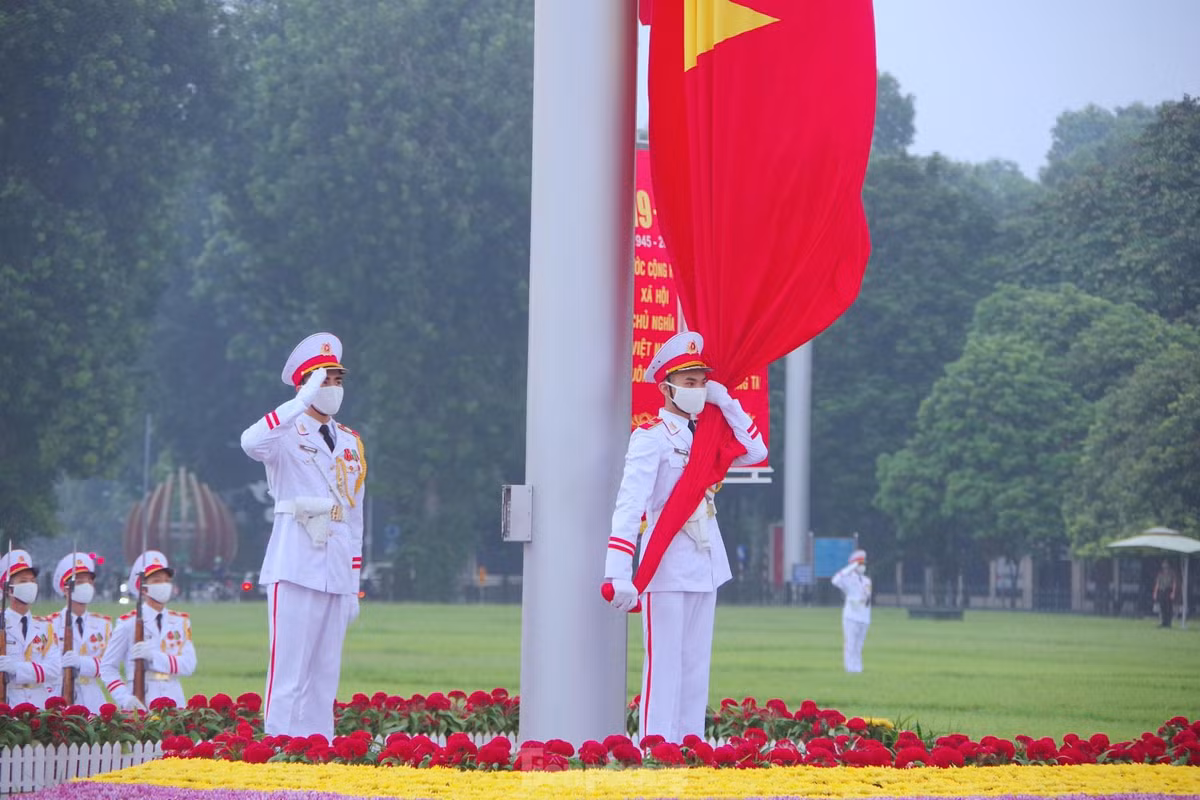 Đội hình thực hiện lễ chào, hạ cờ sẽ có 1 Khối trưởng, đi sau Khối trưởng là Tổ Quốc kỳ, tiếp đó là Tổ Quân kỳ và đội hình mang súng CKC.