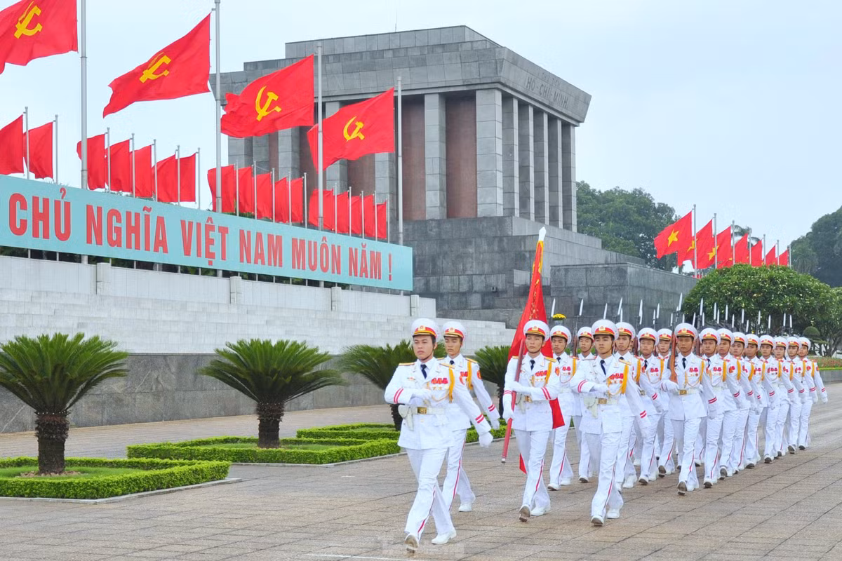 Le chao co thieng lieng truoc Lang Bac duoc chien si Tieu binh thuc hien the nao?