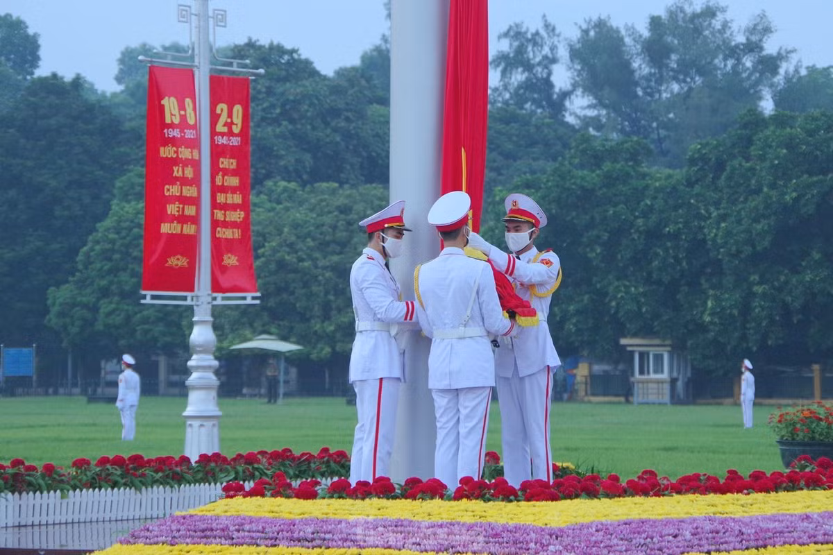 Cẩn thận trong từng động tác treo cờ