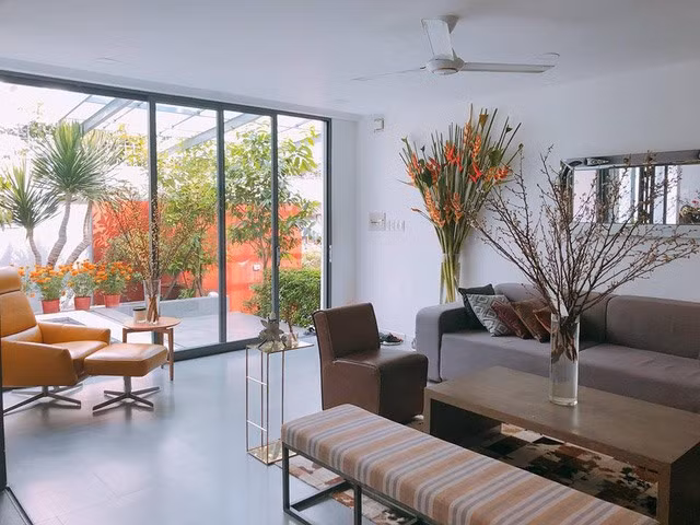 Không gian trong và ngoài nhà đều có rất nhiều hoa tươi.