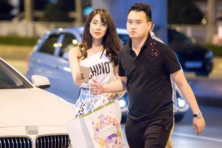 Chồng của Diệp Lâm Anh là con trai của một gia đình kinh doanh giàu có ở TP.HCM. Gia đình thiếu gia Đức Phạm sở hữu 4 cửa hàng kinh doanh xe máy vào loại lớn của TP.HCM. Ngoài ra, còn kinh doanh bất động sản và sở hữu nhiều mặt bằng có vị trí đắc địa. Ảnh: Khám phá