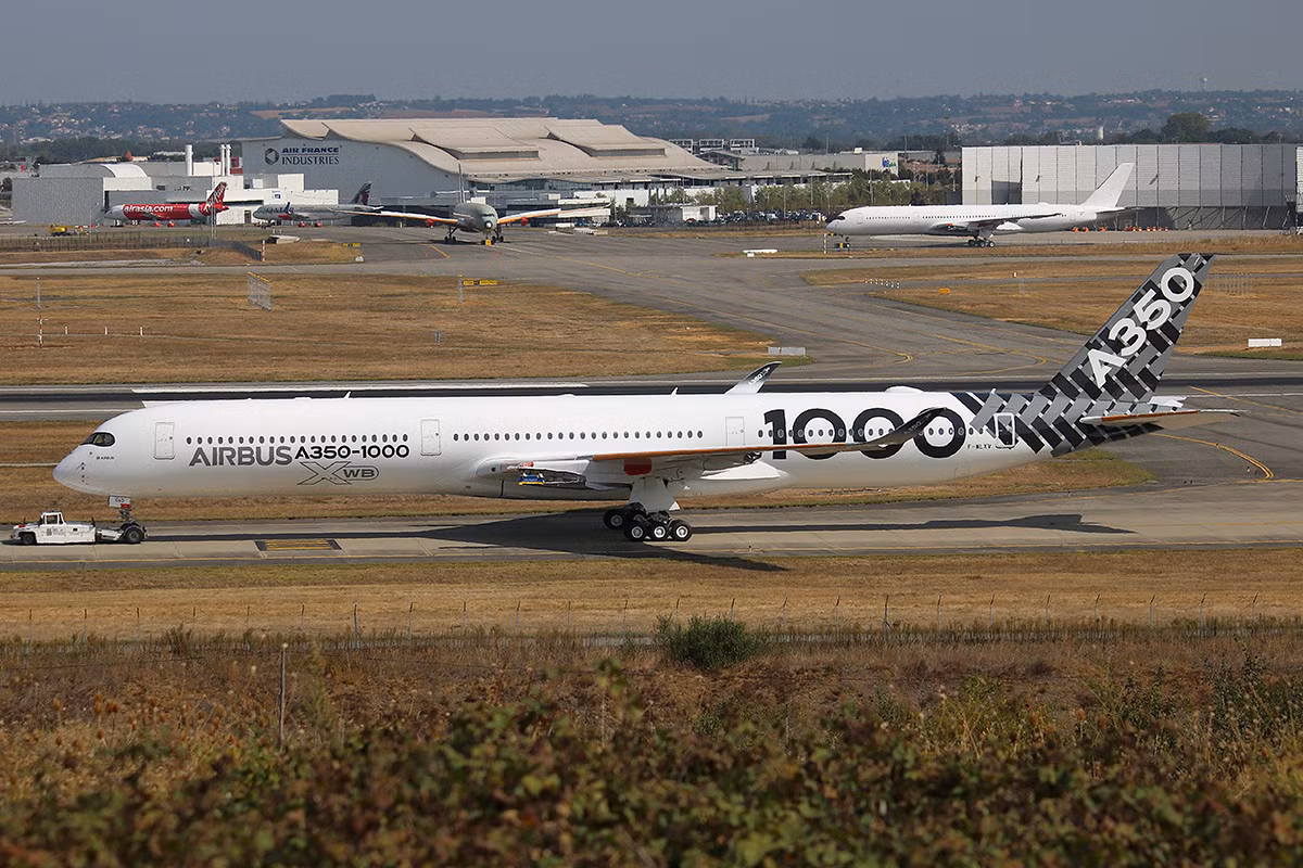 A350 là thế hệ máy bay Airbus đầu tiên trên thế giới sử dụng vật liệu sợi carbon gia công cường lực polymer cho thiết kế cả thân và cánh máy bay. Ảnh: Wiki