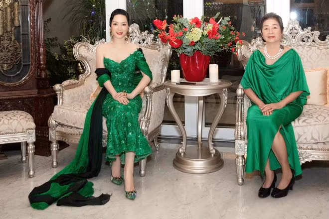 Nhìn từ bên ngoài, căn biệt thự không khác gì một tòa lâu đài. Nội thất bên trong xa hoa với nhiều chi tiết ốp đá kim cương, dát vàng sang trọng. Ảnh: Internet