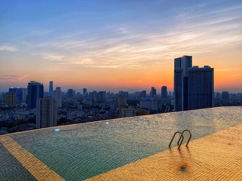 Thậm chí, bể bơi vô cực trong tòa nhà cũng được dát vàng. Ảnh: Booking.