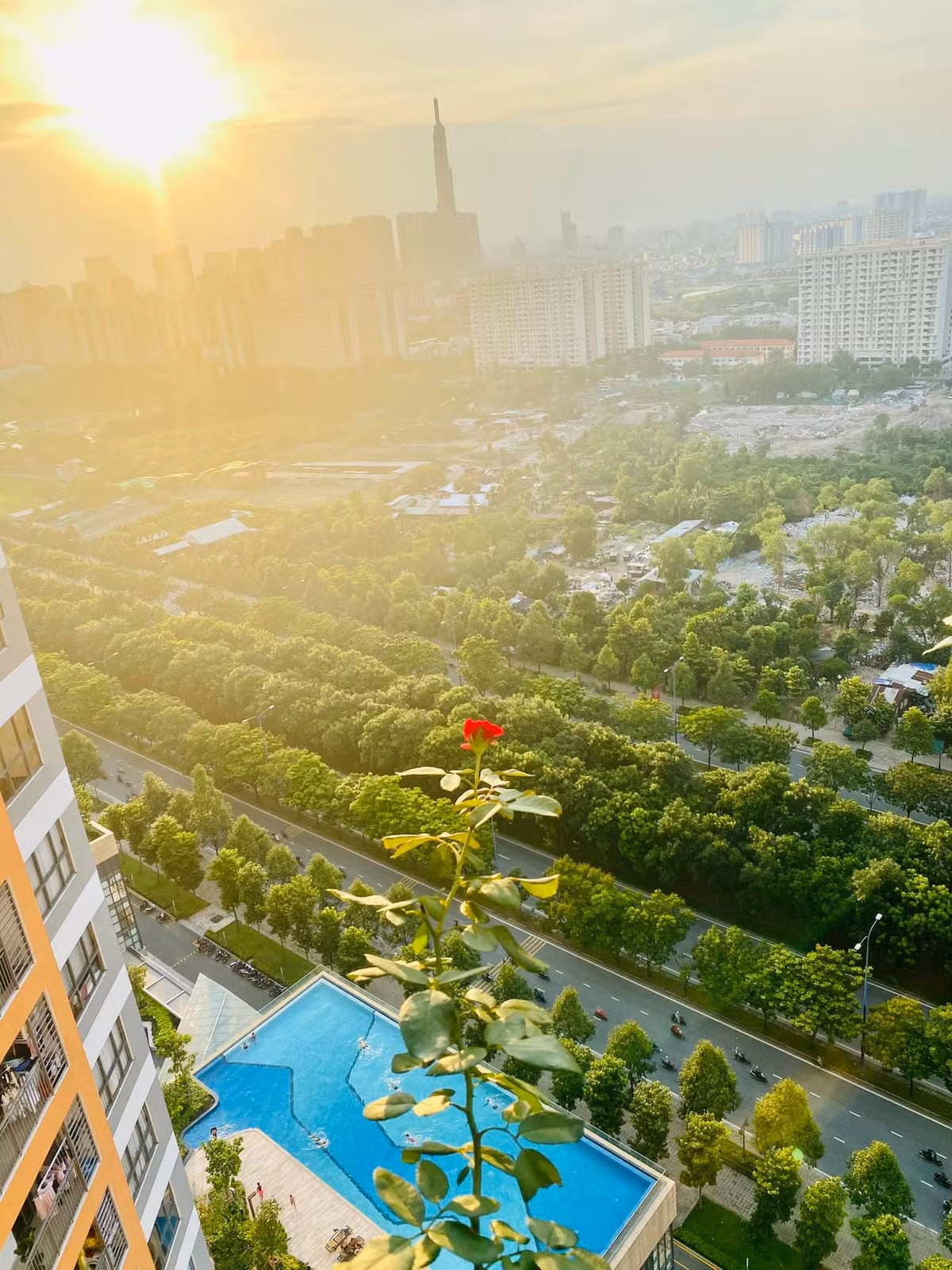 Từ đây có thể phóng tầm mắt về quận 1 xa hoa, lộng lẫy về đêm. Nguồn ảnh FBNV