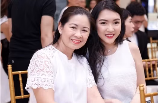 Bà Bùi Thị Vân Anh - mẹ Chloe Nguyễn cũng khiến dân tình trầm trồ vì nhan sắc xinh đẹp ở tuổi 51. Ảnh: FBNV.