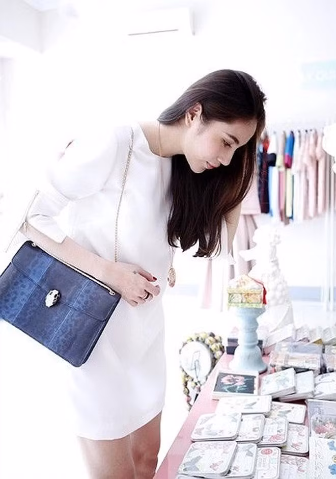Ca sĩ Thủy Tiên cũng sở hữu một chiếc Bvlgari Serpenti da rắn khác màu xanh. Chiếc túi này có giá khoảng 80 triệu đồng. Ảnh: Vietnamnet