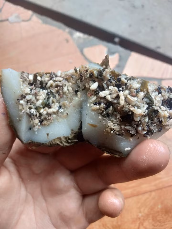 Theo chị Chiến, cả tuần nay, ngày nào chị cũng có khách đặt bánh trứng kiến. Thậm chí, có ngày chị không đủ hàng để bán cho khách.