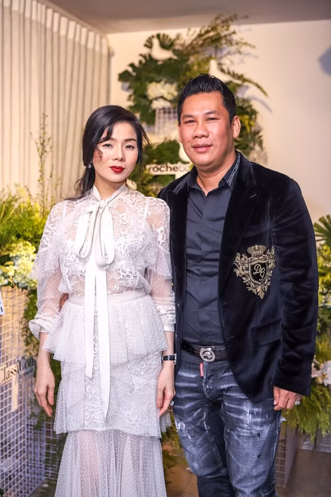 Ngoài ra, doanh nhân Đức Huy còn nắm phần lớn cổ phần tại một công ty giải trí. Khi còn mặn nồng, Lệ Quyên từng tiết lộ Đức Huy mở rộng hoạt động trong lĩnh vực bất động sản. Ảnh: Doanh nghiệp &amp; Tiếp thị