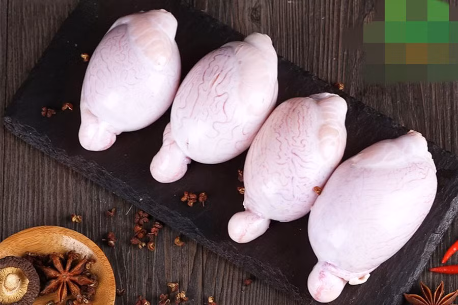 Từ xưa, người Việt đã truyền tai nhau rằng món ăn từ ngọc dương dê được xếp hàng đầu trong những món dùng để bồi bổ cho sinh lực tình dục của đàn ông, tăng cường khả năng của nam giới, bổ thận, tráng dương...Ảnh: Decuubaoquan