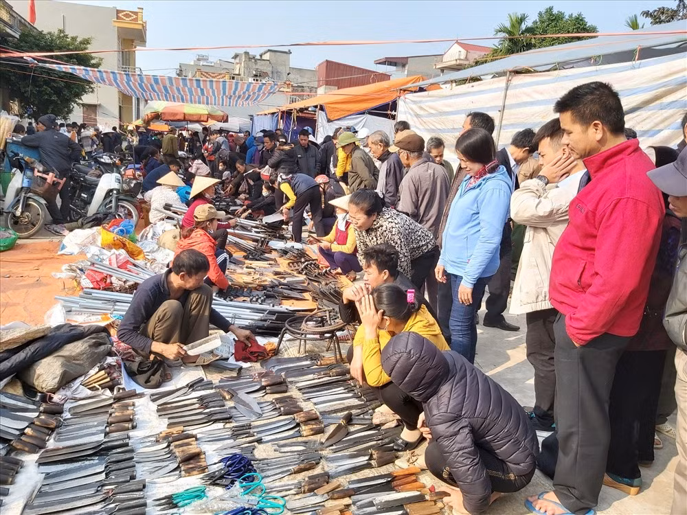 Chợ Viềng (Nam Định) mỗi năm chỉ họp một lần và họp vào lúc nửa đêm. Theo đó, cứ vào đêm mùng 7, rạng sáng mùng 8 tháng Giêng âm lịch, Chợ Viềng lại được họp tại thị trấn Nam Giang, huyện Nam Trực và xã Kim Thái, huyện Vụ Bản, tỉnh Nam Định.