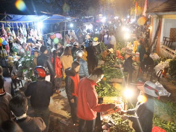 Tại chợ, nhân dân trong làng Bích La mang những sản vật do chính người dân làm ra từ đồng đất quê hương để bày bán. Nét độc đáo của phiên chợ này là người bán không bao giờ nói thách nên người mua cũng không bao giờ trả giá. Ảnh: Vietnamplus