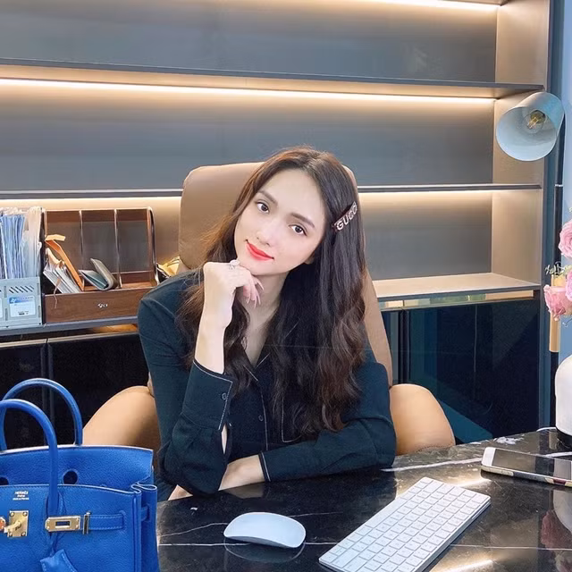 Phòng làm việc của Hương Giang được trang trí theo phong cách thanh lịch, tối giản. Từ nơi này nhìn ra còn có view rất thoáng.