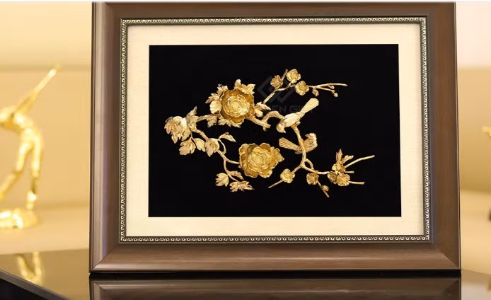 Tranh hoa mẫu đơn mạ vàng có giá từ 8,5 - 16,5 triệu đồng. Ảnh: Golden Gift