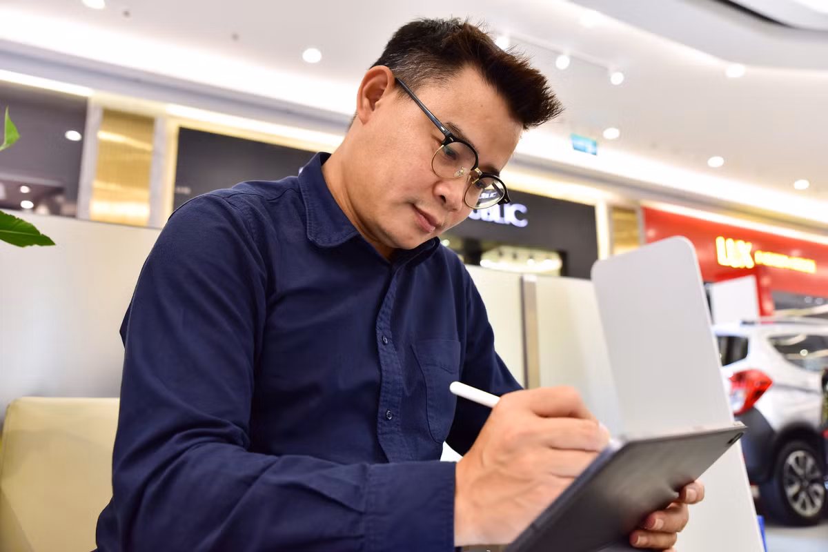 Với số vốn 314 USD, Hùng Đinh bắt đầu khởi nghiệp với đứa con đầu tiên của mình - Công ty Giải pháp J.O.O.M (Joom Solutions - JS). Đây là một công ty hoạt động trong lĩnh vực phát triển phần mềm, các giải pháp cho doanh nghiệp, các giải pháp thương mại điện tử và phát triển mã nguồn mở. Ảnh: Cafef