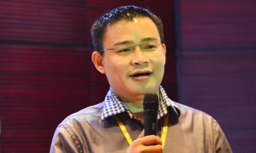 Từ sự thành công của Joom Solutions, đầu năm 2015, Hùng Đinh cho ra đời startup tiếp theo với tên gọi DéignBold - công cụ thiết kế dành cho cả giới không chuyên lẫn dân chuyên nghiệp mà không cần cài đặt riêng trên máy tính. Ảnh: Vnexpress