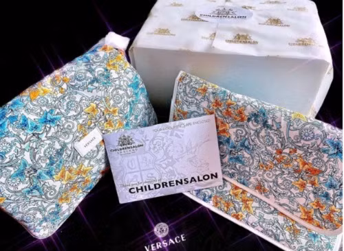 Thậm chí, túi đựng bỉm sữa cũng đến từ thương hiệu Versace giá khoảng 14 triệu đồng.