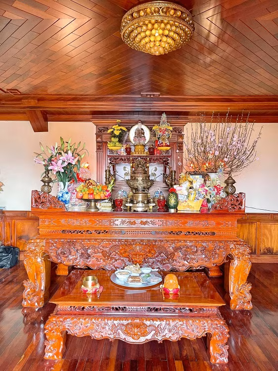 Phòng thờ uy nghi bề thế. Ảnh: Nghia Truong